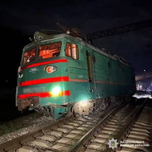 Поблизу станції Коломак вантажівка зіткнулася з пасажирським поїздом